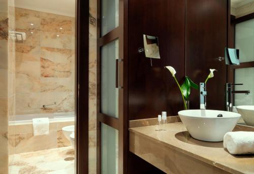 奥伦塞Exe Auriense的一间带水槽、浴缸和淋浴的浴室