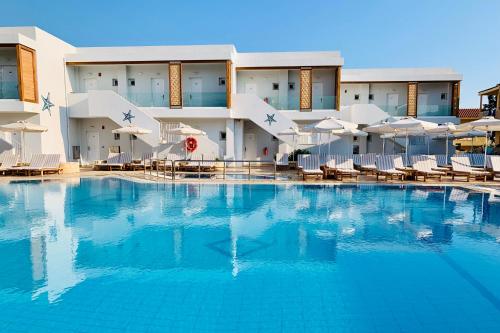古瓦伊Aelius Hotel and Spa的酒店前方的大型游泳池