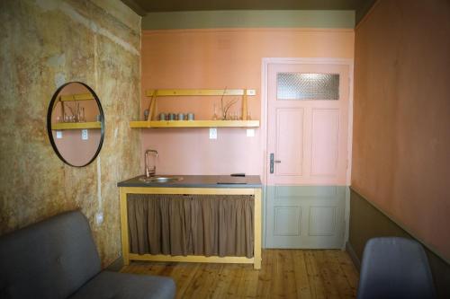普罗夫迪夫Beautiful best location apartment Red Mouse的一间带水槽、镜子和门的浴室
