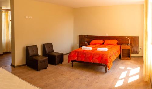 乌鲁班巴Allin Illary Eco Hospedaje的一间卧室配有一张床和一把椅子