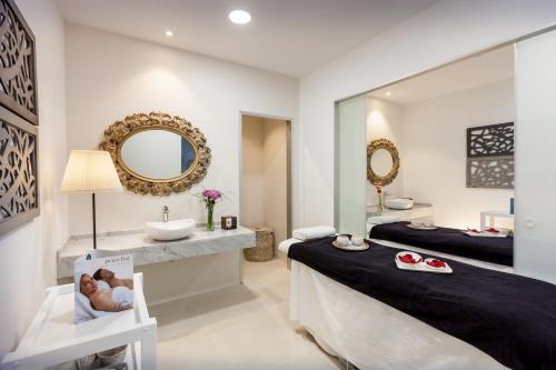 科拉雷侯科拉莱霍巴塞罗沙滩酒店的一间带水槽和镜子的浴室
