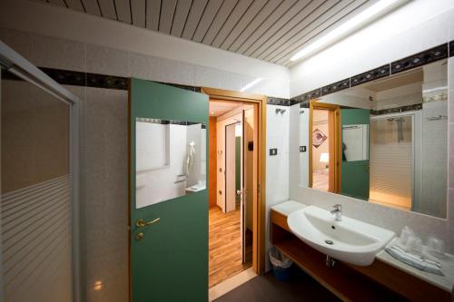 里米尼滨海湾酒店的一间带水槽和镜子的浴室
