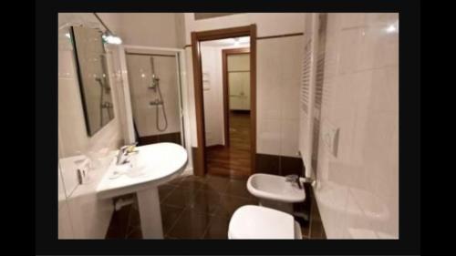 米兰New Studio Città Studi的浴室设有2个水槽、卫生间和镜子。
