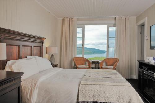 拉马巴耶奥伯格德斯法拉赛斯酒店的酒店客房设有一张床和一个大窗户