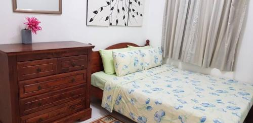 万挠Tun Perak Homestay的一间卧室配有一张床和一个梳妆台