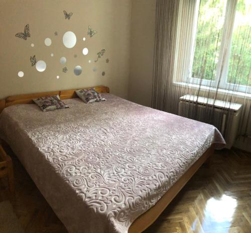 考波什堡Arany Apartman Kaposvár的卧室配有一张床上的蝴蝶壁床。