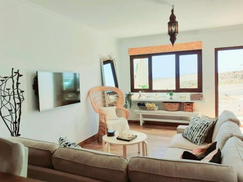 科斯塔特吉塞Los Ancones Apartment的客厅配有沙发和桌子