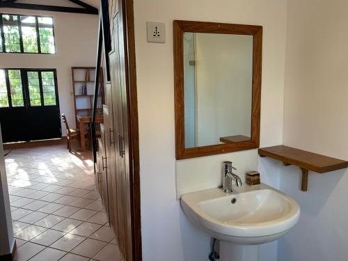 卡拉图Lilac Hideaway的浴室设有水槽和墙上的镜子