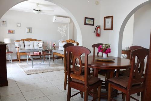 伯利兹城波斯卡迪别墅 的用餐室以及带桌椅的起居室。