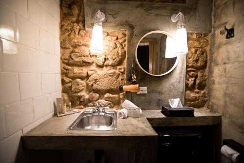 巴拿马城Hotel Casa Panama的一间带水槽和镜子的浴室