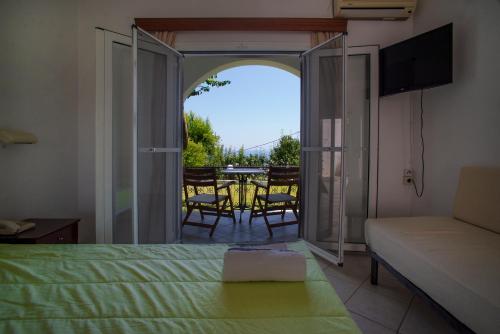 帕尔加Spiros Studios的一间卧室配有一张床,享有庭院的景色