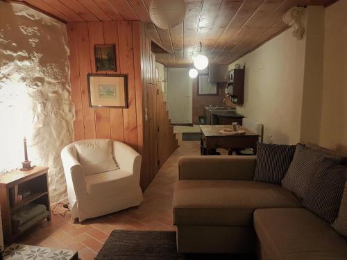 MontezinhoAbrigo Montesinho的客厅配有沙发和桌子
