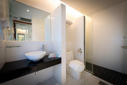 吉隆坡Hotel Sentral Pudu @ City Centre / Bukit Bintang的一间带水槽和卫生间的浴室