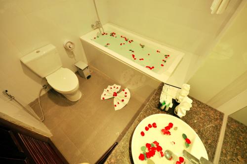 蒲甘Bagan Wynn Hotel的浴室配有卫生间、盥洗盆和浴缸。