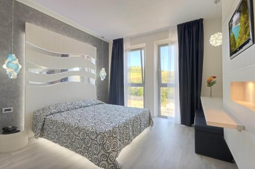 卡梅拉诺明珠酒店的一间卧室设有一张床和一个大窗户