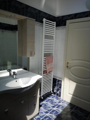 切尔维亚Sul Confine的一间带水槽和卫生间的浴室