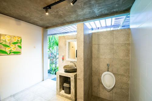 乌布热带露营地的一间浴室