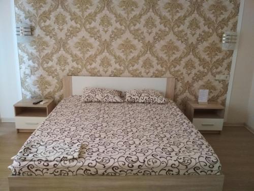 敖德萨Hotel Elita的一间卧室配有一张带2个床头柜的大床