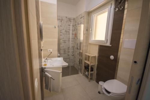 莱西纳Lido Rosa Rooms的一间带卫生间和水槽的小浴室