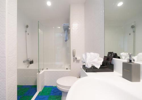 素坤逸富丽华阿索克酒店的一间浴室