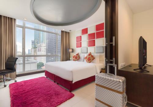 曼谷素坤逸富丽华阿索克酒店的酒店客房,配有床和电视