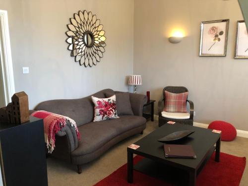 南安普敦10号服务公寓 - 丹尼斯的客厅配有沙发和桌子