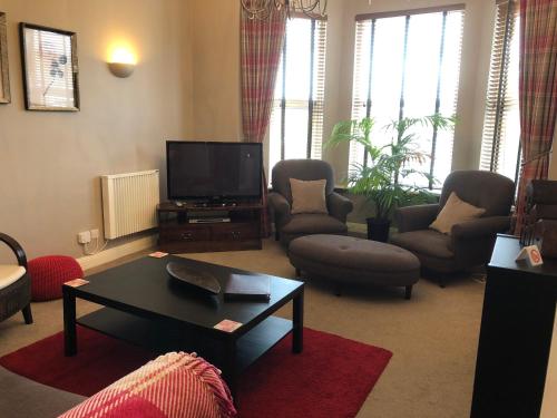 南安普敦10号服务公寓 - 丹尼斯的客厅配有电视和茶几