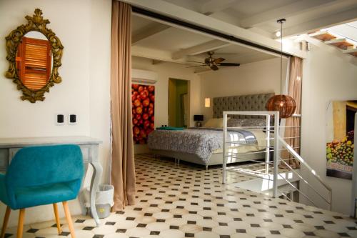 卡塔赫纳埃巴诺967号酒店的一间卧室配有一张床、镜子和椅子