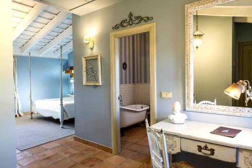阿尔博拉亚默泽拉酒店的带浴缸、水槽和镜子的浴室