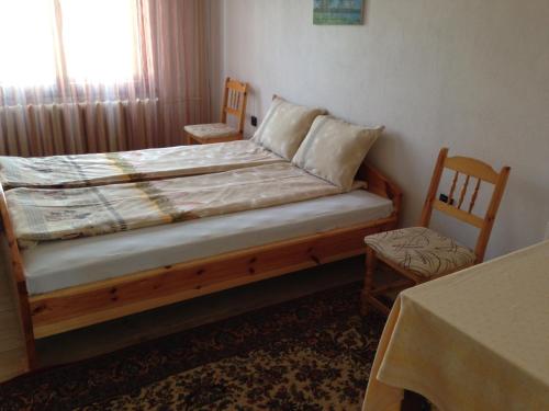 斯莫梁卡佳宾馆的一间卧室配有一张带两把椅子的床和一扇窗户