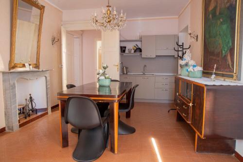 拉莫拉Bed & Roses Meni的一间带桌椅的用餐室和一间厨房