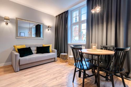 格但斯克Dom & House - Apartments Old Town Ogarna的客厅配有沙发和桌子