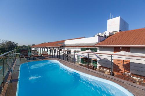 里约布兰科Villa Rio Branco Hotel Concept的建筑物屋顶上的游泳池
