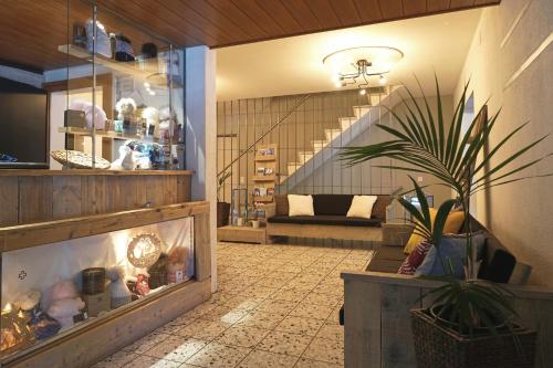 哈斯利伯格特维英酒店的一间种植了盆栽植物的房间和楼梯