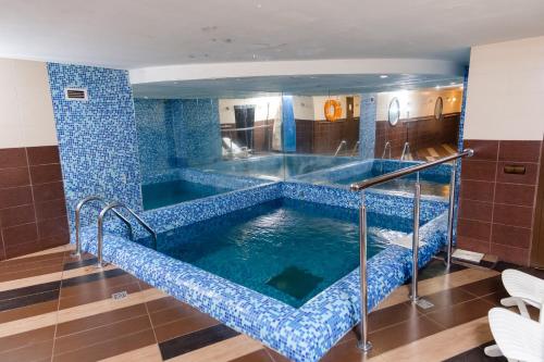 新库兹涅茨克Aurooms的浴室里设有蓝色瓷砖,水池