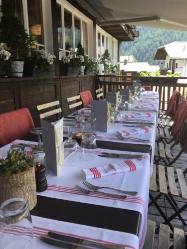 圣吕克法夫雷木屋大酒店的一张长桌,供您在庭院用餐