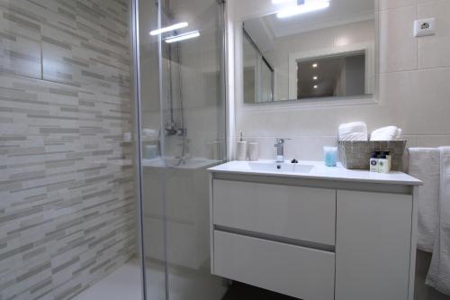 维拉·诺瓦·达·塞尔维尔Casa Cervo Artes的白色的浴室设有水槽和淋浴。