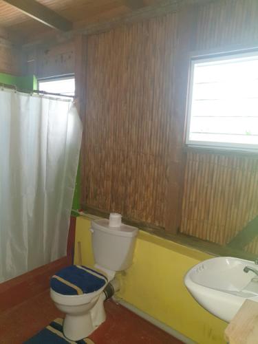 罗索Ti Kwen Glo Cho的一间带卫生间和水槽的浴室