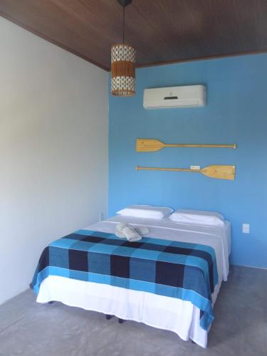 巴拉格兰德Pousada Angels的蓝色的卧室,配有一张蓝色墙壁的床