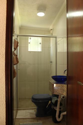 索科罗Guappo Socorro的浴室设有蓝色的卫生间和水槽。