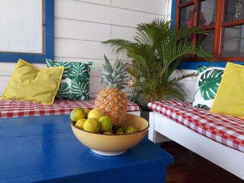 博卡斯德尔托罗Hostal del Mar - Main Street的沙发旁的蓝色桌子上放着一碗水果