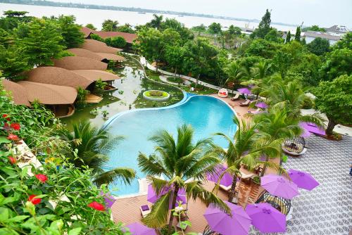 芹苴Con Khuong Resort Can Tho的享有度假村游泳池的顶部景致