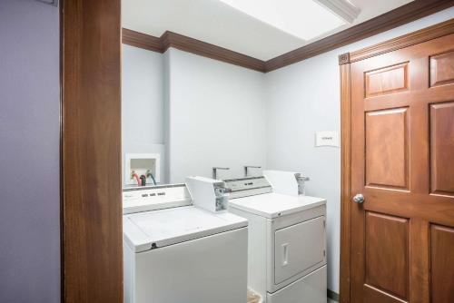 锡达拉皮兹Quality Inn Cedar Rapids South的白色洗衣房配有洗衣机和烘干机
