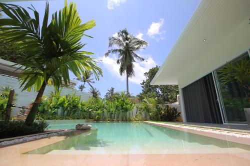 VILLA IYARA Piscine privée et jardin tropical内部或周边的泳池