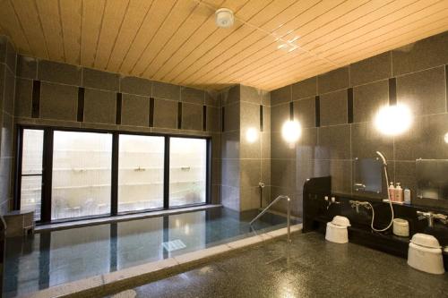 能代市诺施洛路特酒店的一间带水槽和窗户的大浴室