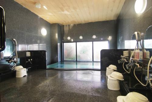 土岐市土岐市路线酒店的一间带大窗户和水槽的浴室