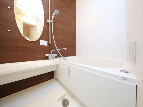 东京东京古都涩谷3公寓的一间带水槽和镜子的浴室