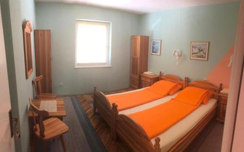 库伦瓦库夫萨拉杰住宿加早餐旅馆的一间卧室设有两张床和窗户。