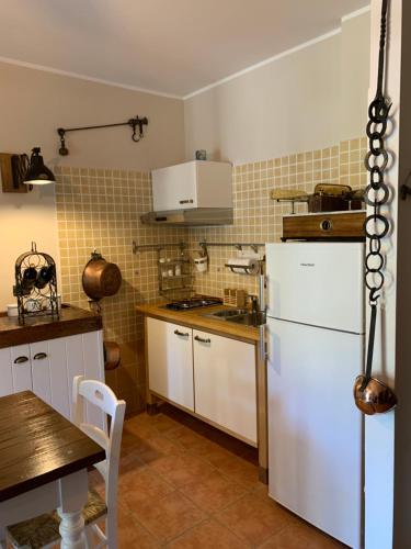 AteletaElfoghiro'的厨房配有白色冰箱和桌子