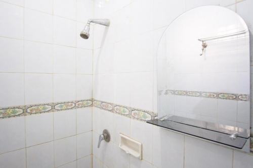 特尔纳特岛RedDoorz near Pantai Falajawa Ternate的一间带镜子和淋浴的浴室